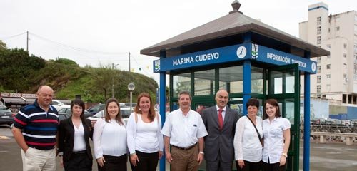 El director de Turismo y el alcalde junto con los informadores y el concejal de Festejos y Obras de Marina de Cudeyo (Foto: JOSÉ CAVIA)