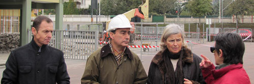 El consejero de Educación, Cultura y Deporte, Miguel Ángel Serna, junto a la directora general de Centros, María Luisa Sáez de Ibarra; el director del centro y la arquitecta de la Consejería.