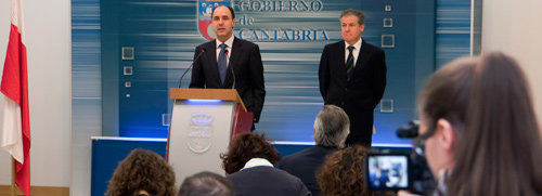 Momento de la rueda de prensa de Ignacio Diego y Eduardo Arasti sobre la actividad industrial de la región. (Foto: José Román Cavia)

