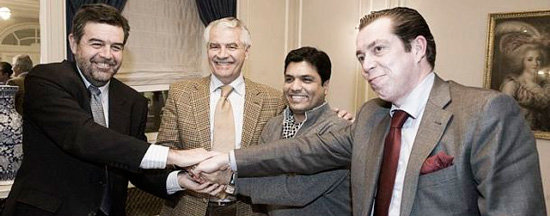 Momento de la firma de venta del Racing a Ali Syed | Foto deporteyocio