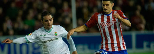Miguelez disputa un balón en el encuentro frente al Sporting | Foto Racing