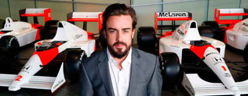 Fernando Alonso junto a varios monoplazas McLaren y Honda