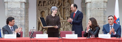 Ignacio Diego entrega la placa conmemorativa a Dolores Navarro, viuda de Albert Jovell | Foto: Miguel López