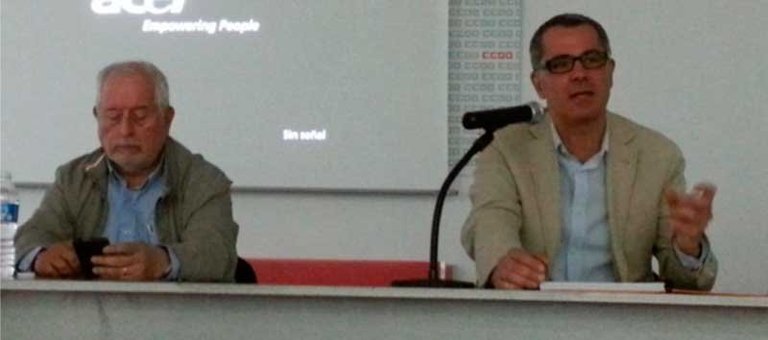 el candidato de IU a la Alcaldía de Santander, Miguel Saro, y el economista catalán Antoni Montserrat