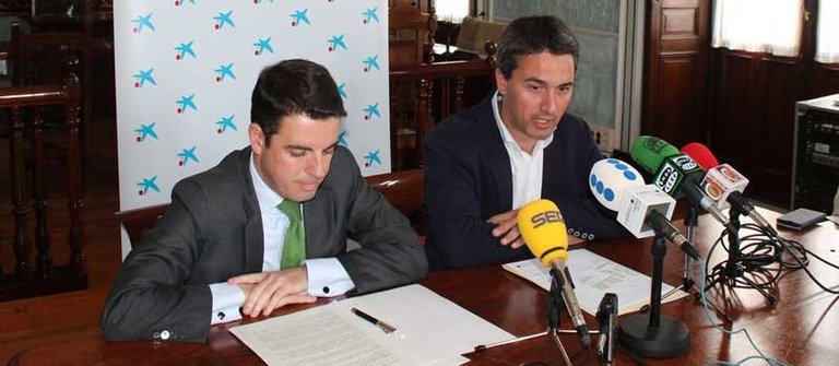 Firma del convenio entre el Ayuntamiento de Castro Urdiales y la Obra Social “la Caixa”