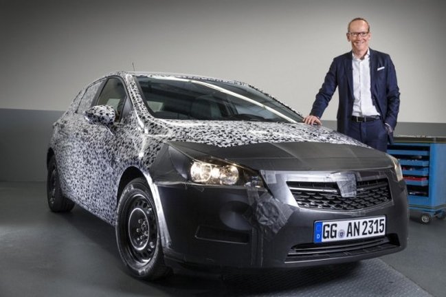 La nueva generación del Opel Astra y Karl-Thomas Neumann, consejero delegado del grupo Opel. Foto Opel