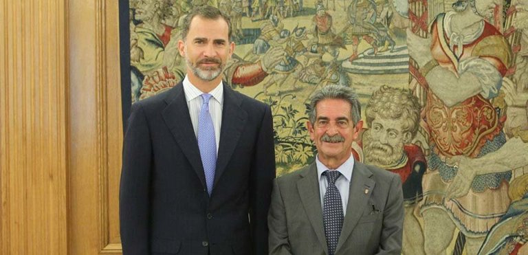 Felipe VI y Revilla, en un momento del encuentro de esta mañana en La Zarzuela  | Agencia EFE